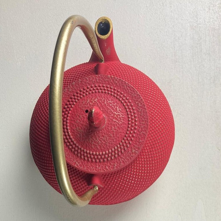 Vue de dessus du tetsubin en fonte Tetsu rouge et or 900 ml, couvercle doré — Teavora
