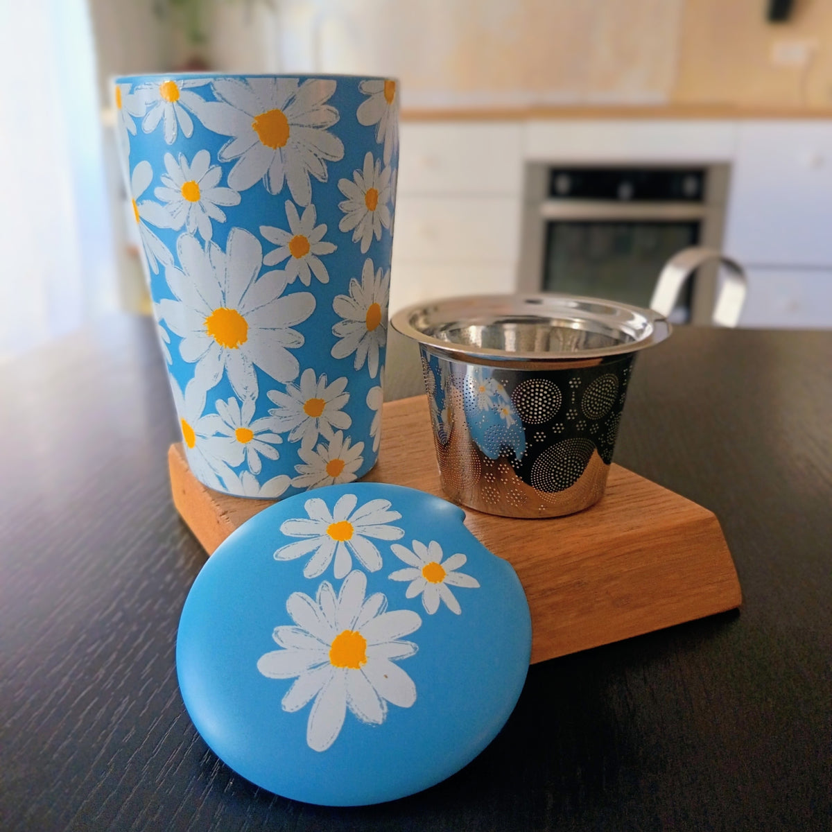 Tisanière en porcelaine Daisy bleue 350 ml, filtre inox amovible sorti du mug — Teavora
