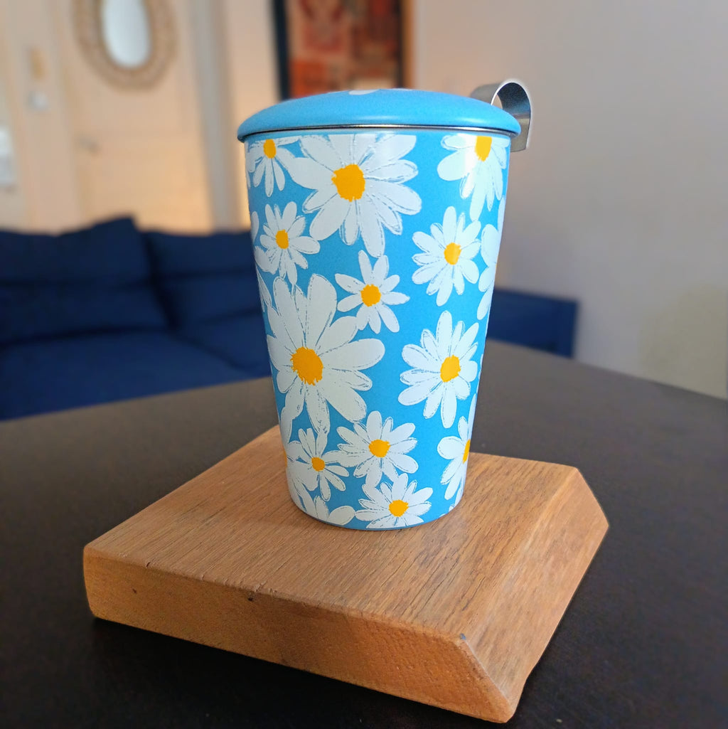Tisanière en porcelaine Daisy bleue 350 ml, à double paroi, couvercle posé, prête à servir — Teavora
