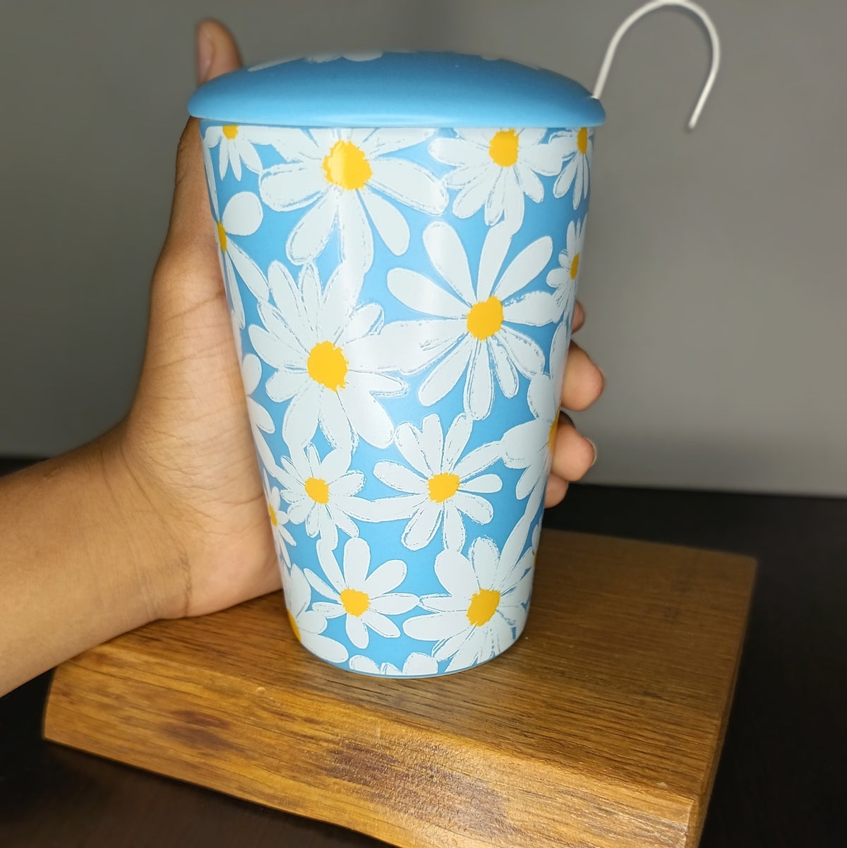 Tisanière en porcelaine Daisy bleue 35 cl tenue en main, taille réelle — Teavora