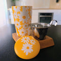 Tisanière en porcelaine Daisy jaune 350 ml, filtre inox amovible sorti du mug — Teavora