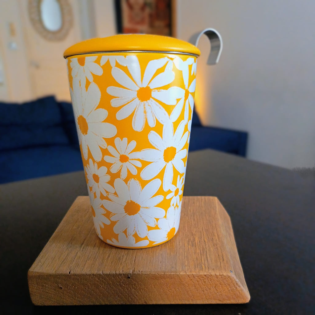 Tisanière en porcelaine Daisy jaune 350 ml, à double paroi, couvercle posé, prête à servir — Teavora