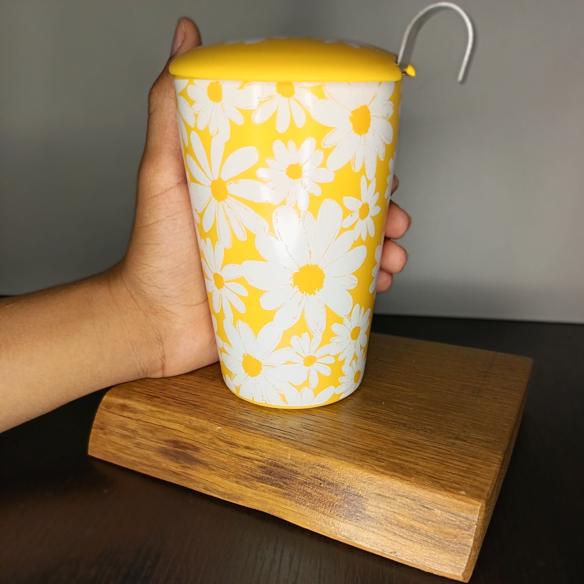 Tisanière en porcelaine Daisy jaune 35 cl tenue en main, taille réelle — Teavora