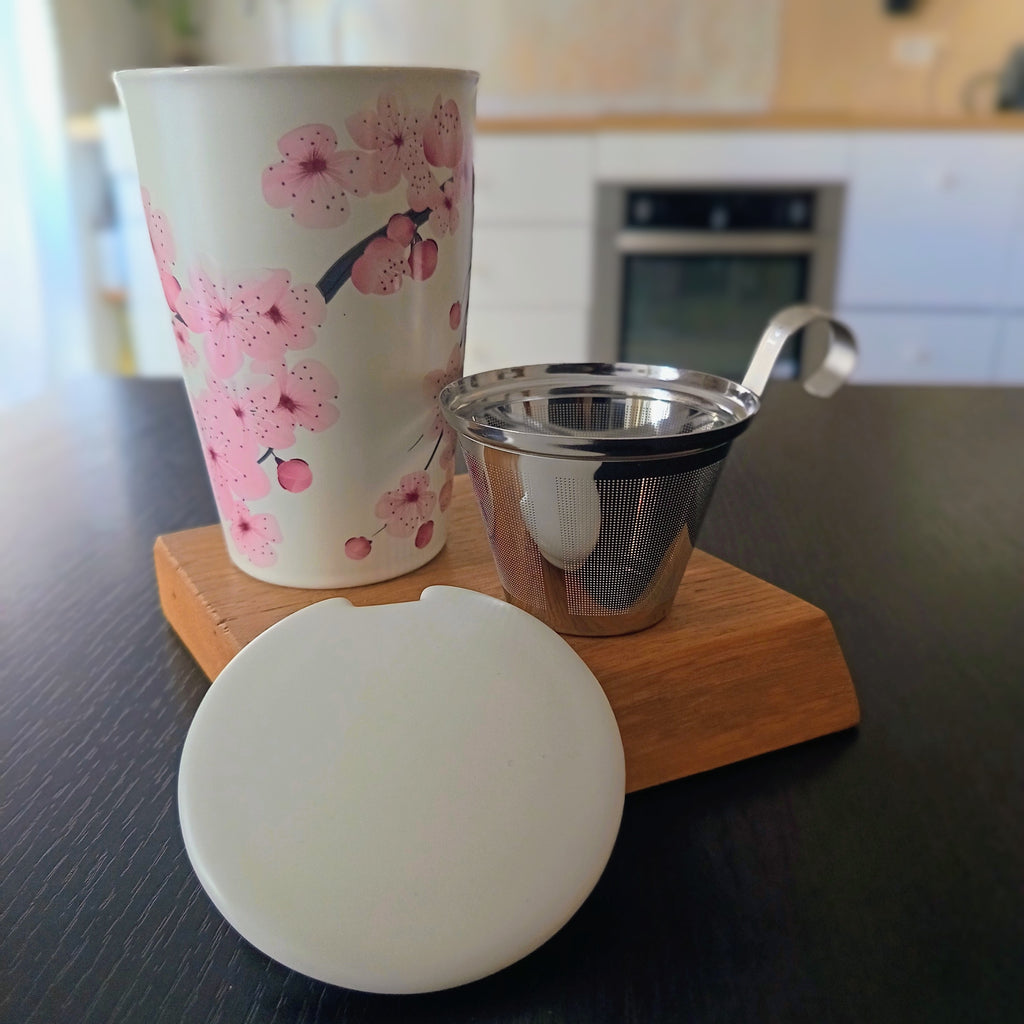Tisanière en porcelaine Fleurs roses 35 cl, filtre inox amovible sorti du mug — Teavora
