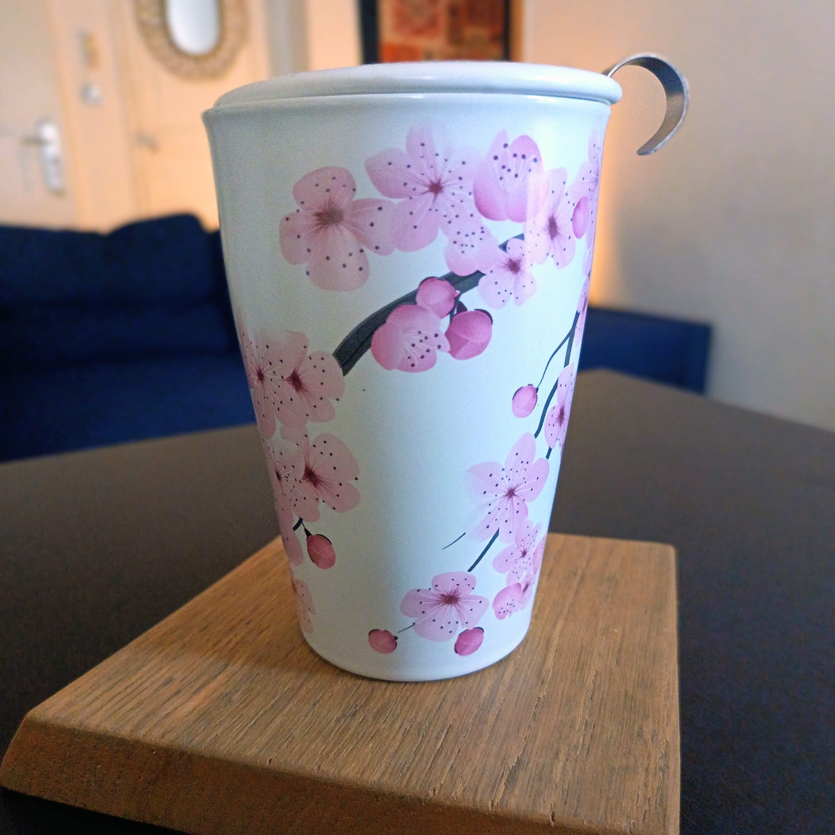 Tisanière en porcelaine Fleurs roses 35 cl, à double paroi, couvercle posé, prête à servir — Teavora