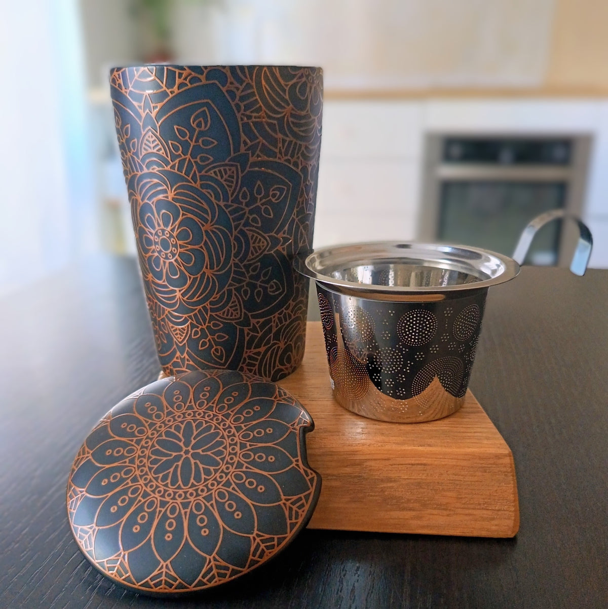 Tisanière en porcelaine Mandala noire 35 cl, filtre inox amovible sorti du mug — Teavora