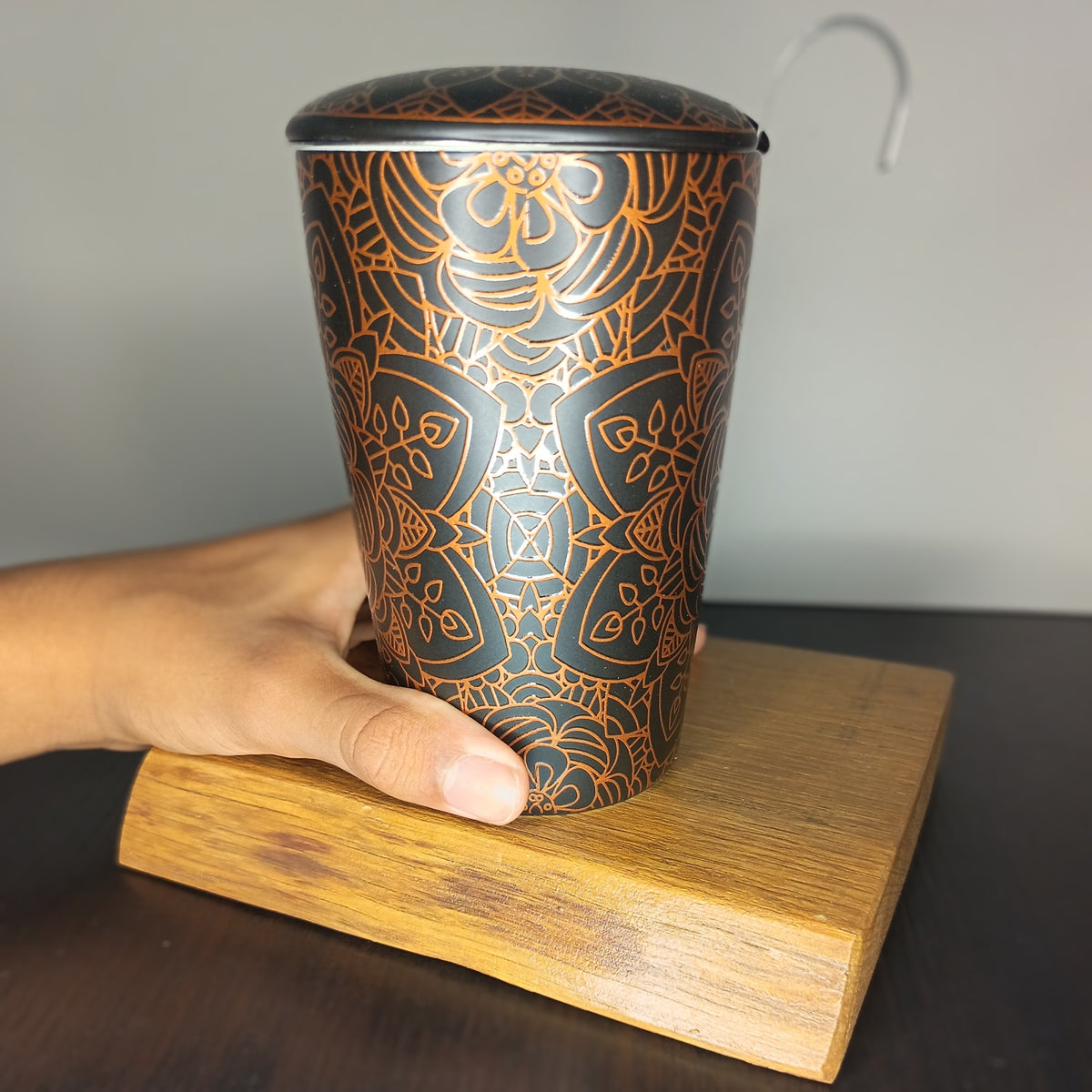Tisanière en porcelaine Mandala noire 35 cl tenue en main, taille réelle — Teavora