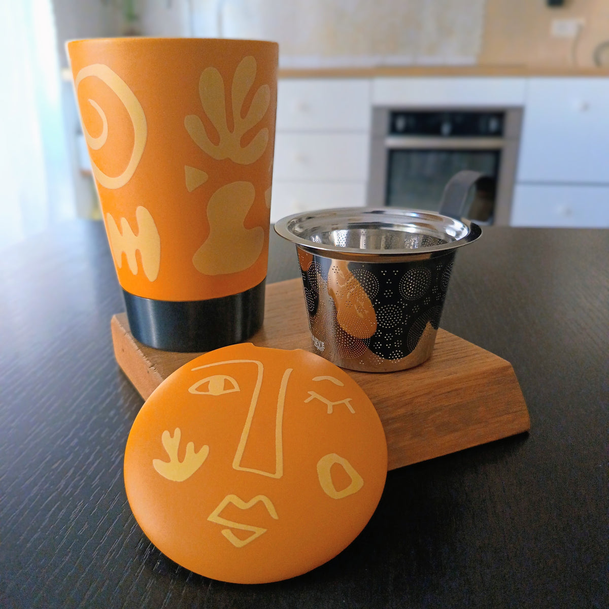 Tisanière en porcelaine Opéra jaune 35 cl, filtre inox amovible sorti du mug — Teavora