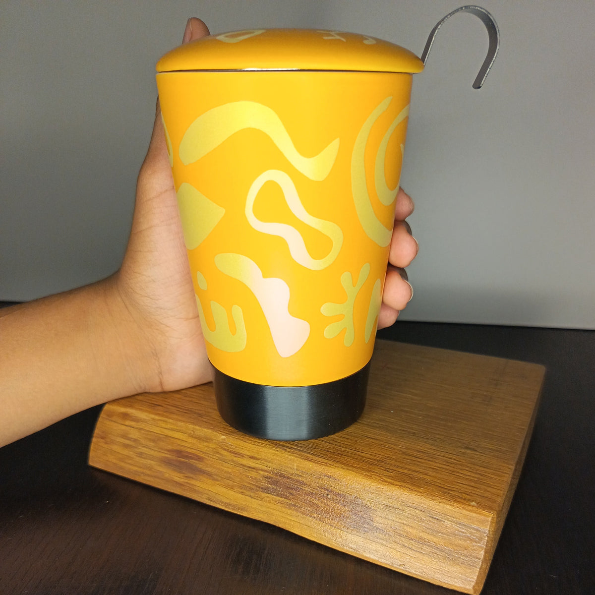 Tisanière en porcelaine Opéra jaune 35 cl tenue en main, taille réelle — Teavora