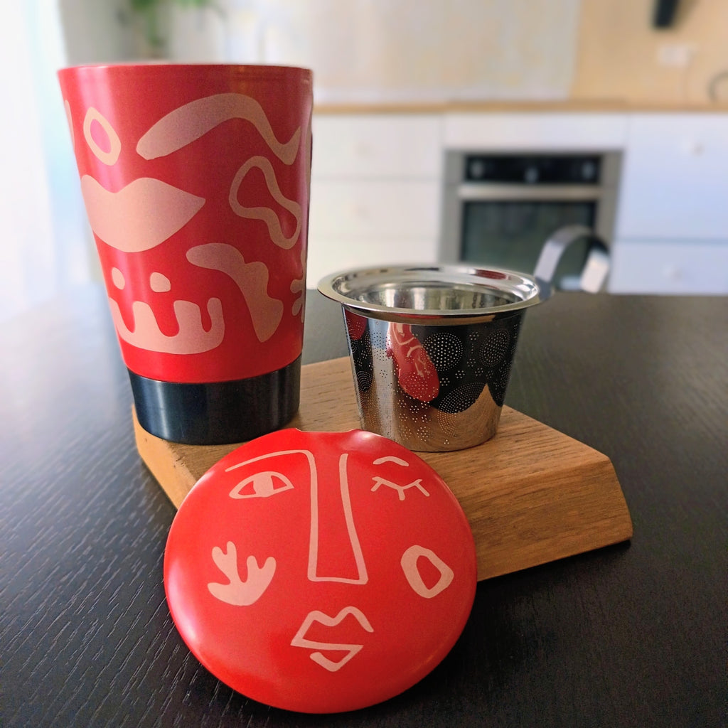 Tisanière en porcelaine Opéra rouge 35 cl, filtre inox amovible sorti du mug — Teavora