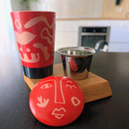 Tisanière en porcelaine Opéra rouge 35 cl, filtre inox amovible sorti du mug — Teavora