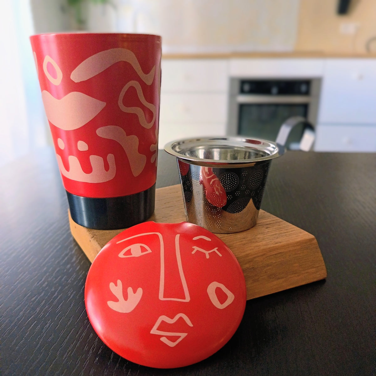 Tisanière en porcelaine Opéra rouge 35 cl, filtre inox amovible sorti du mug — Teavora