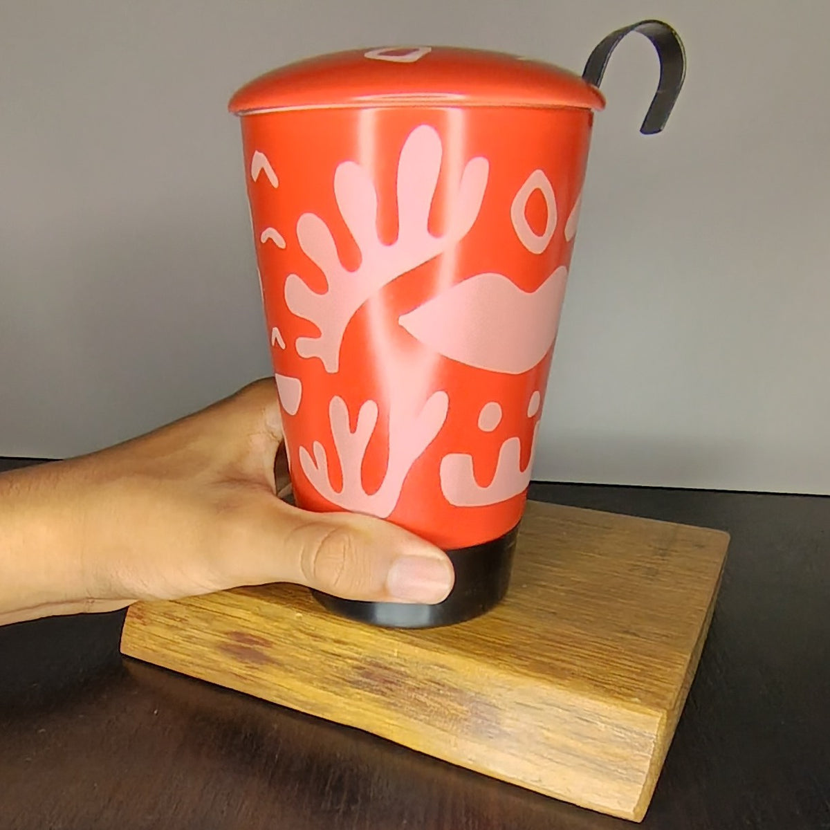 Tisanière en porcelaine Opéra rouge 35 cl tenue en main, taille réelle — Teavora