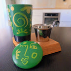 Tisanière en porcelaine Opéra verte 35 cl, filtre inox amovible sorti du mug — Teavora