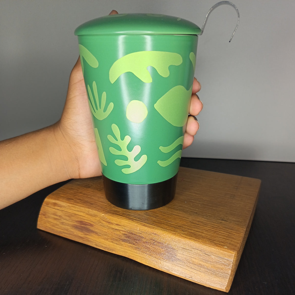Tisanière en porcelaine Opéra verte 35 cl tenue en main, taille réelle — Teavora